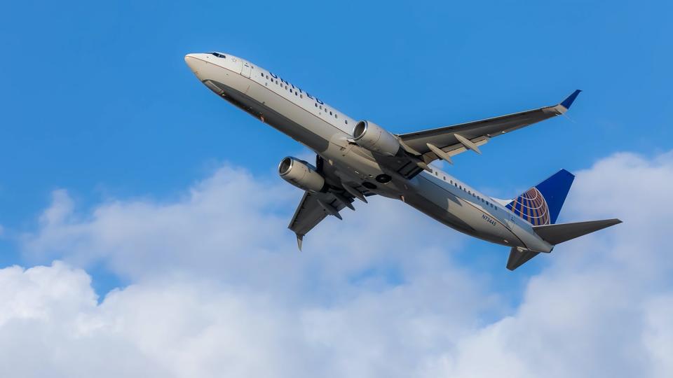 United Airlines offers pilots a month off as coronavirus prompts flight cuts